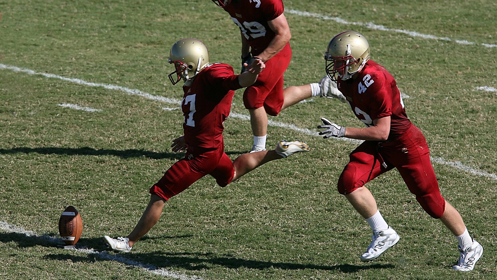 “马科斯·莫奇的精确防守与快速反击，成就阿根廷美洲狮队的攻防平衡”