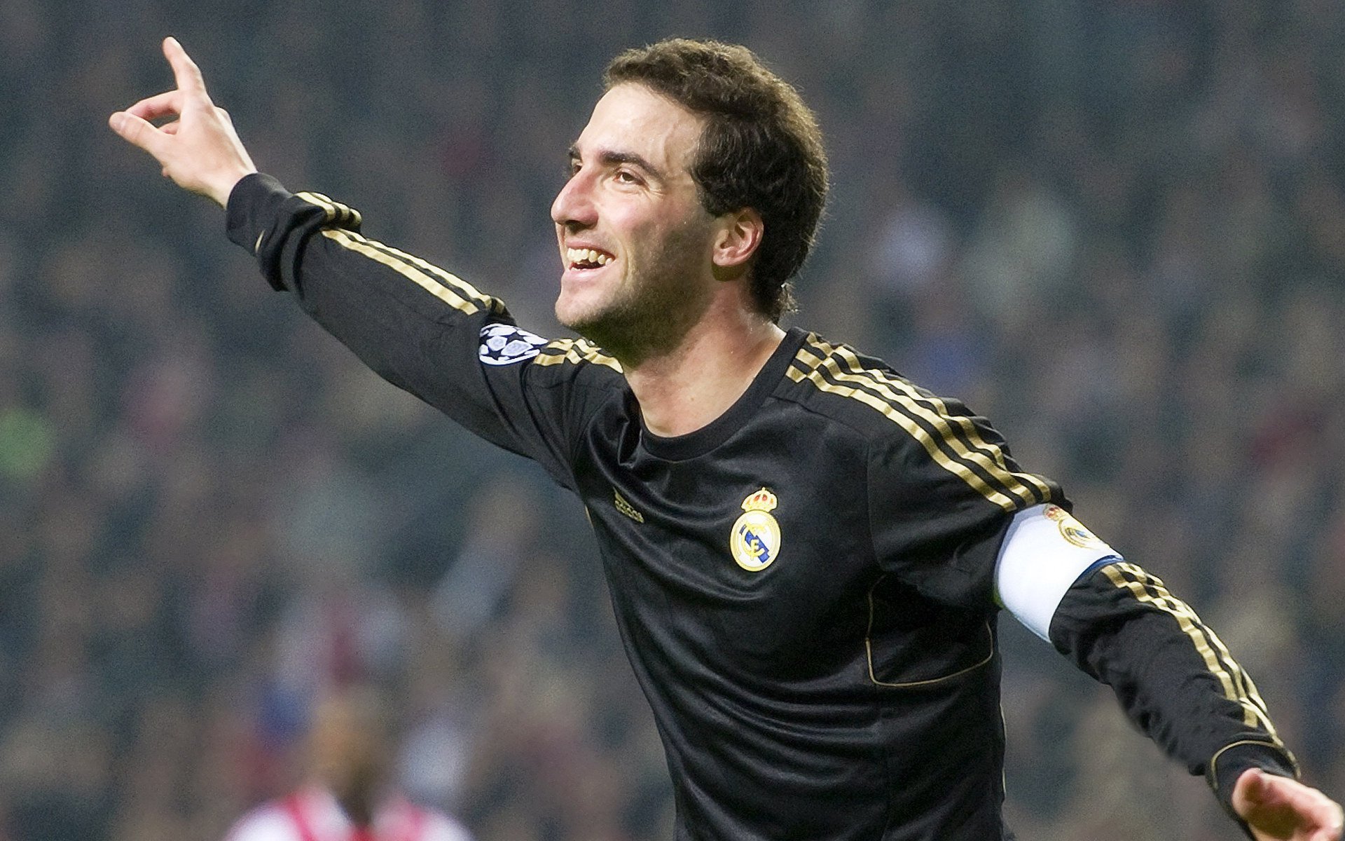 卡普尔凭借超高的竞技状态,帮助袋鼠队在比赛中屡屡得分,卡尔美袋鼠皮足球鞋