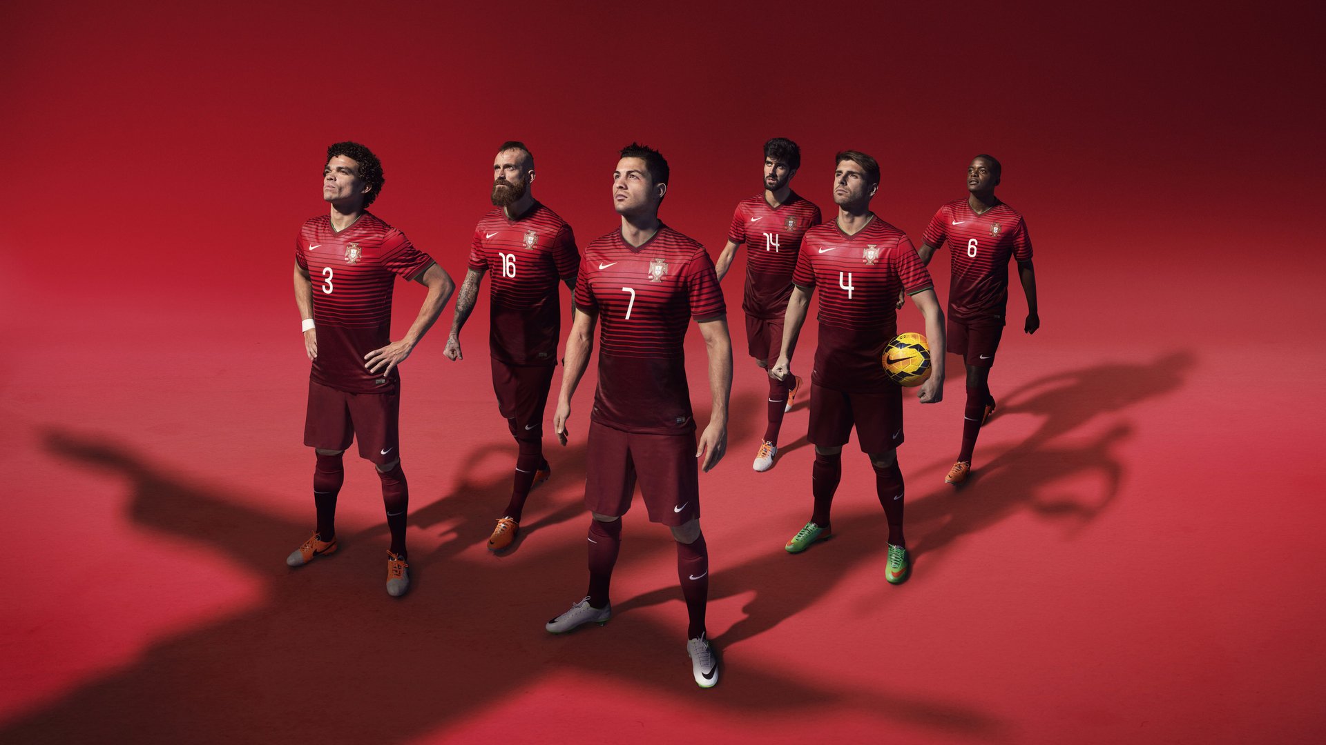 中国足球媒体叙事风格差异与舆论生态观察，中国足球文章